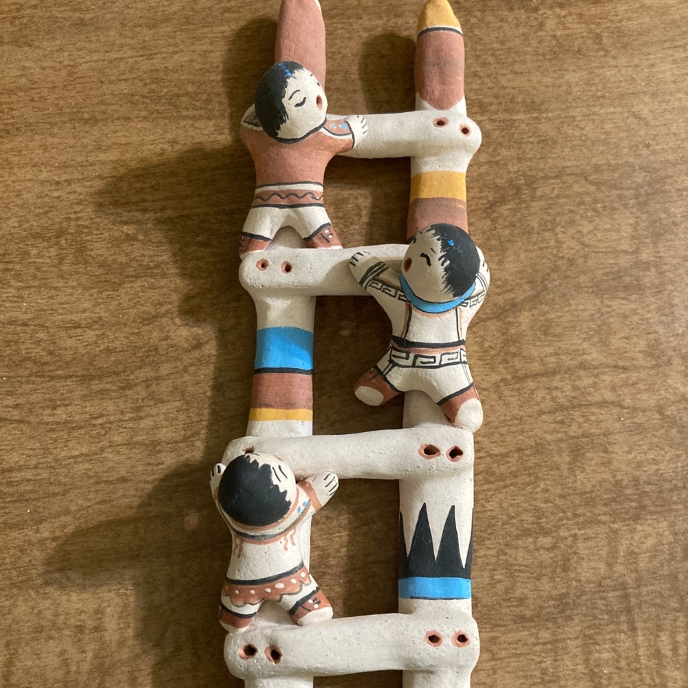 Signed storyteller Native American pottery piece - Picture 5 of 5